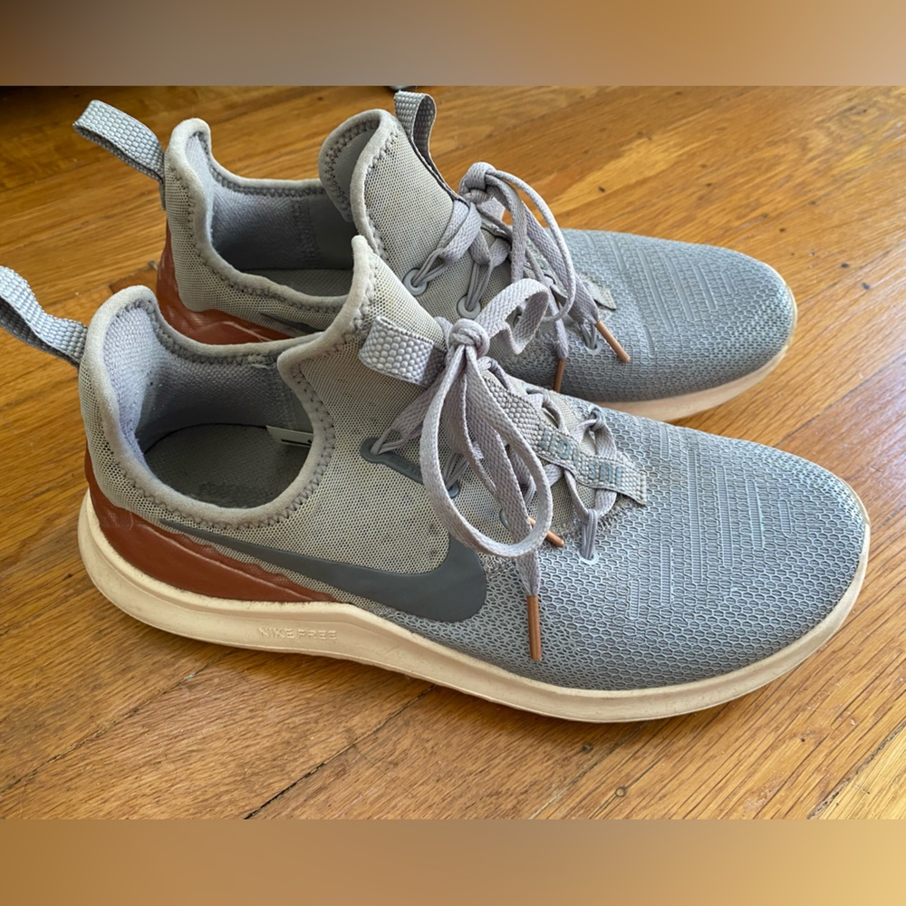 Nike Women’s Free TR 8 Premium Sneaker Metallic Gray Silver Rose Gold